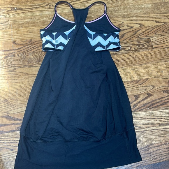 lululemon black flowy tank top with black and white built in sports bra size 4 - Picture 2 of 3